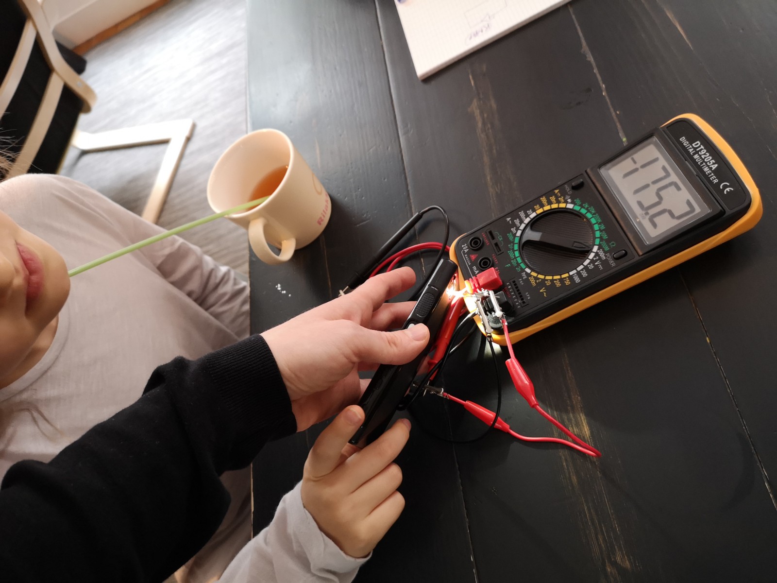 Physics Experiments: Using an LED backwards – Geeks out of the box